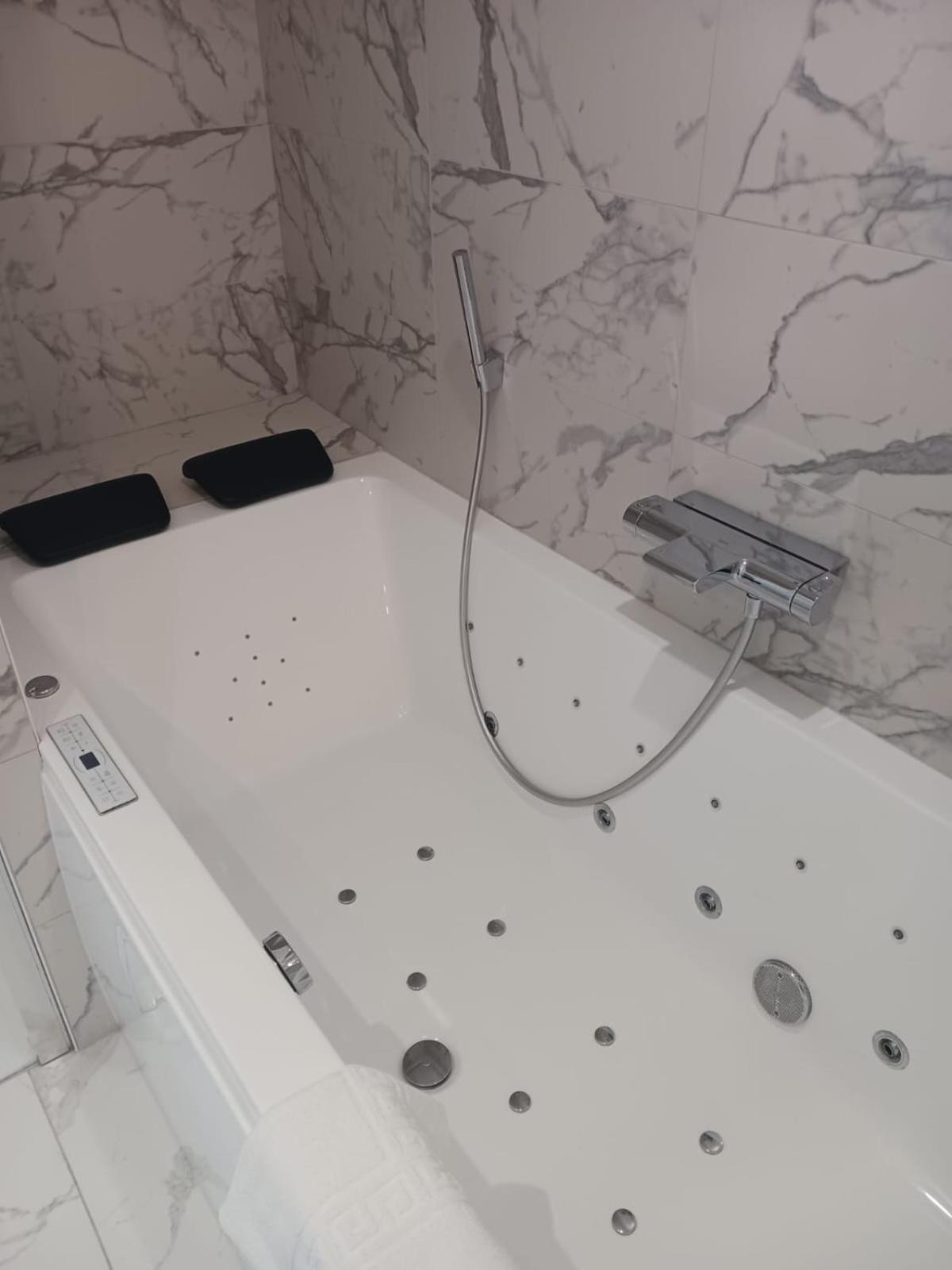 Touraco Bed and Breakfast Villars-les-Dombes Exteriör bild